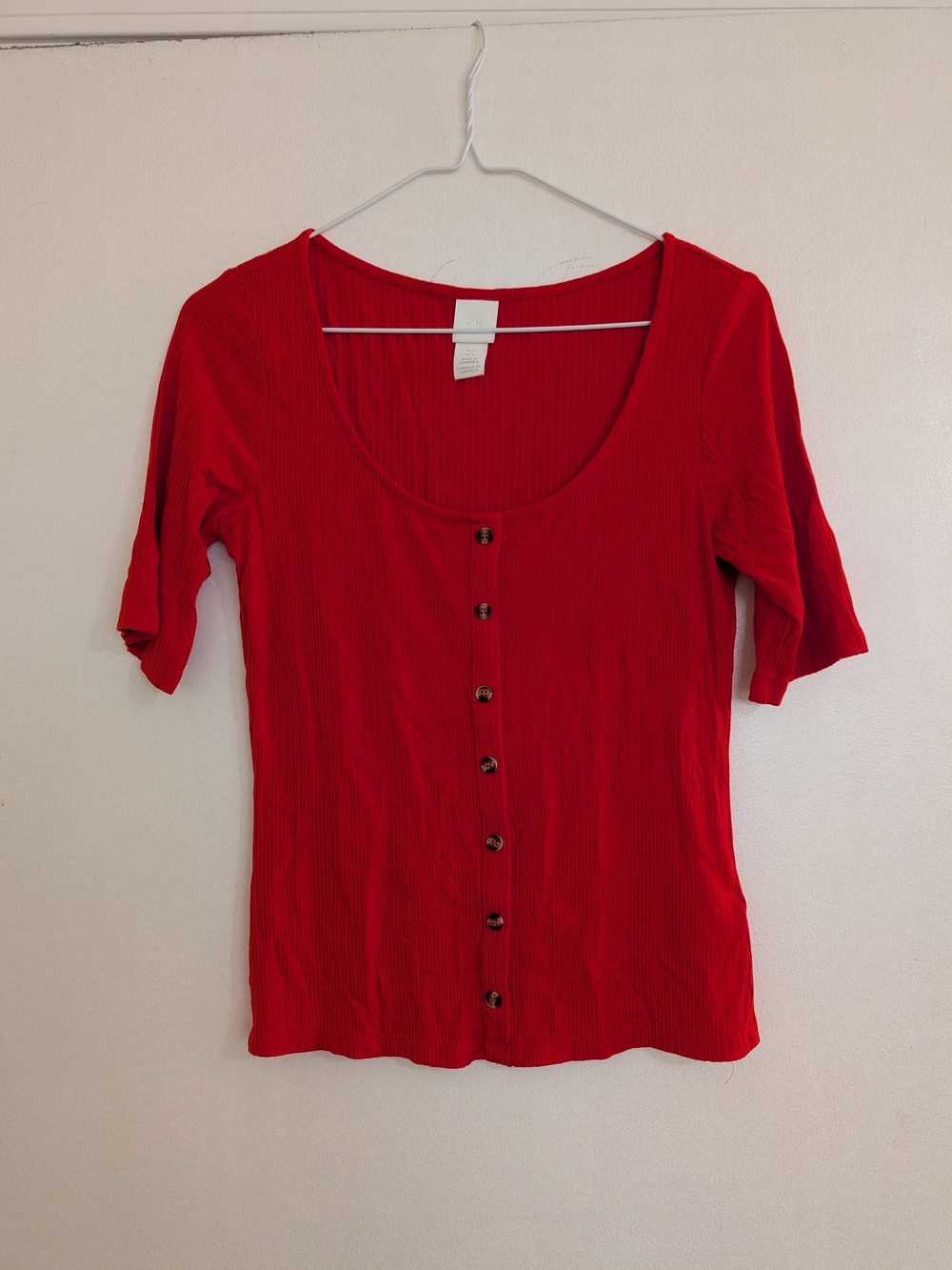 H&M Red Ribbed Knit Button Front Scoop Neck Top Short Sleeve Minimalist Parisian